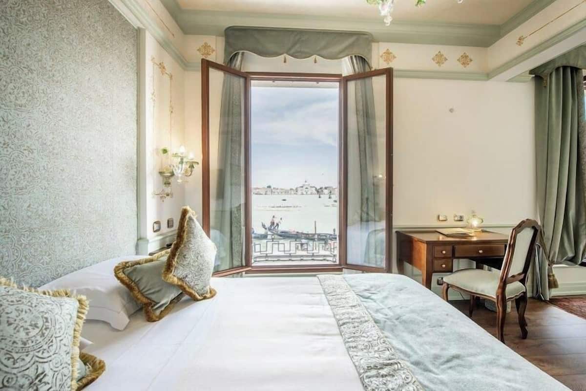 Egyptian cotton sheets, premium bedding, minibar, in-room safe