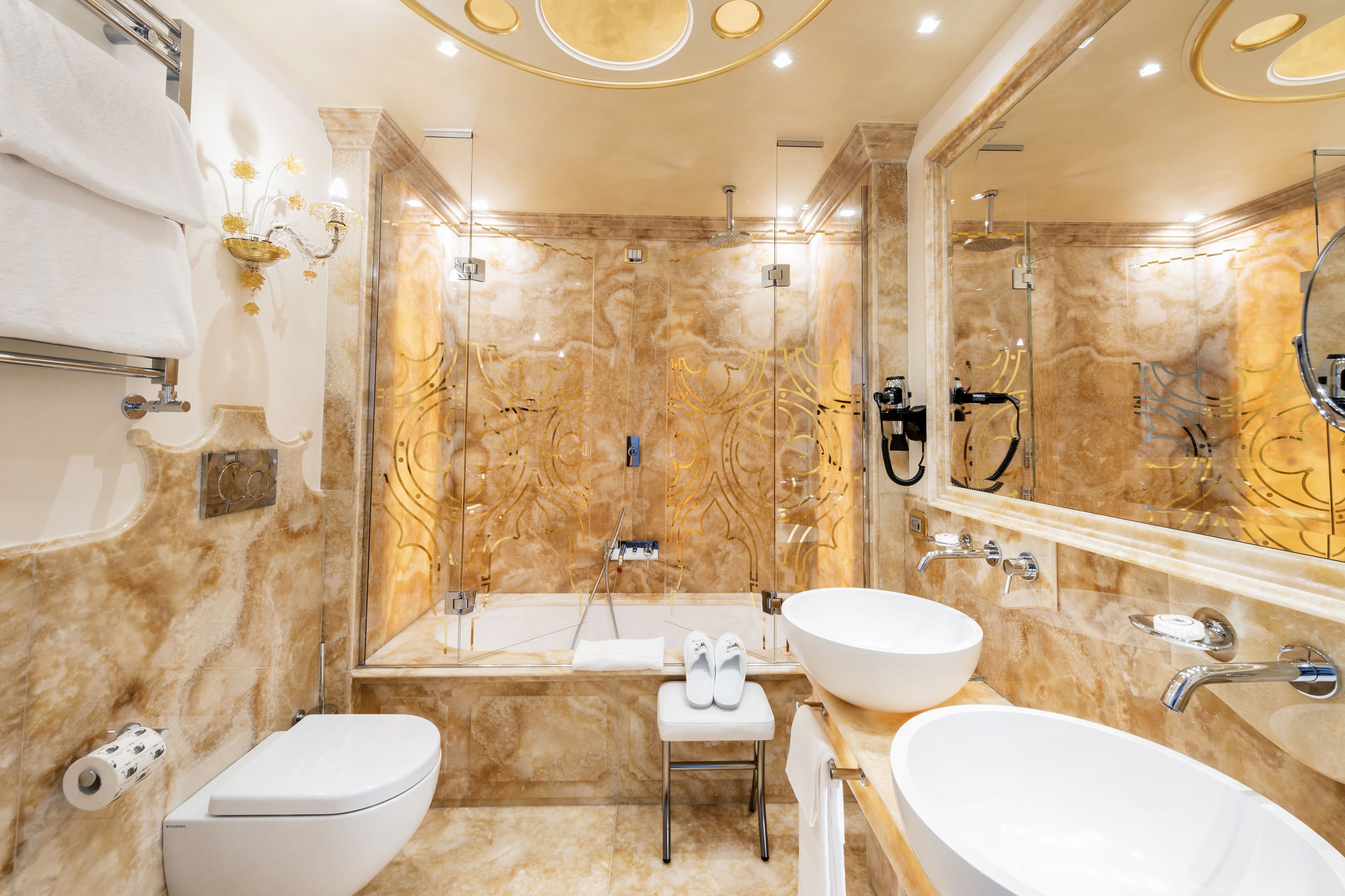 suite canal view | bathroom | combined shower/bathtub, eco-friendly toiletries, hair dryer