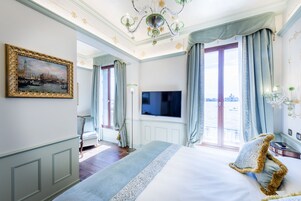 Deluxe, Vista p/ canal (Deluxe Double Room) | Roupas de cama de algodão egípcio, roupas de cama premium, frigobar