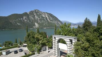 Uma área de estacionamento com vista para um lago e montanhas.