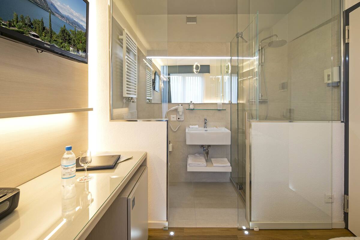 standard single room | bathroom | free toiletries, hair dryer, slippers, towels