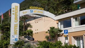 Entrada de un hotel con un cartel que dice 'Hotel Campeone' y 'Ristorante all'Arco Bar'.