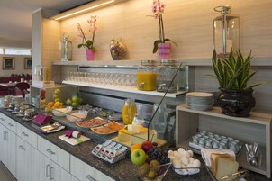 Desayuno buffet diario (CHF 15.00 por persona)