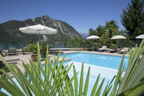 Seasonal outdoor pool, pool umbrellas, sun loungers - Hotel Campione (Bissone)