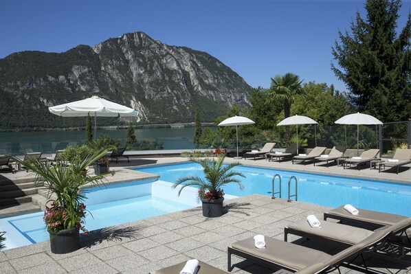 Piscine extérieure (ouverte en saison), parasols de plage