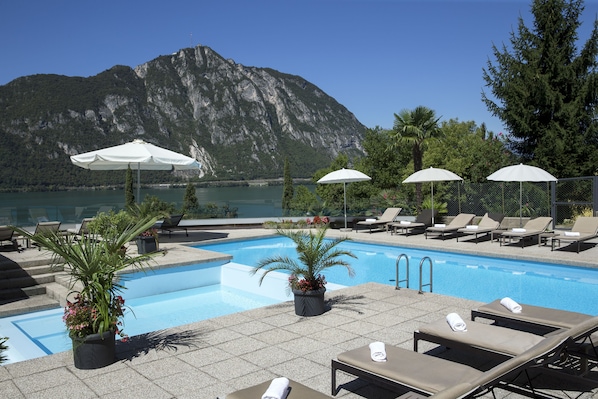 Piscine extérieure (ouverte en saison), parasols de plage