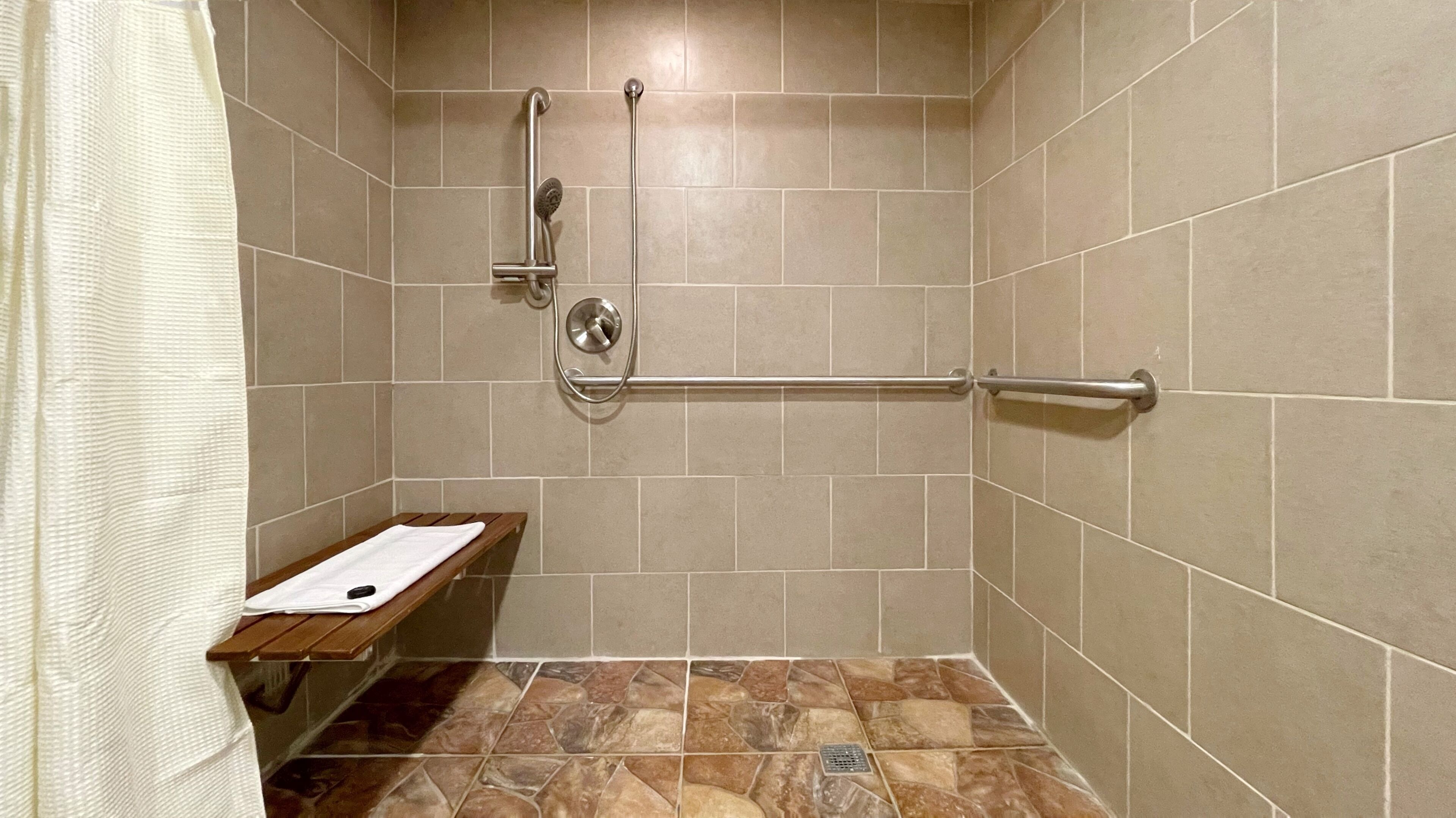 standard room, 1 king bed, accessible | bathroom | hair dryer, towels, soap, shampoo