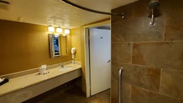 Suite Familiale, 2 lits doubles, vue cour intérieure (Wood Floor) | Salle de bain | Sèche-cheveux, serviettes fournies, savon, shampoing