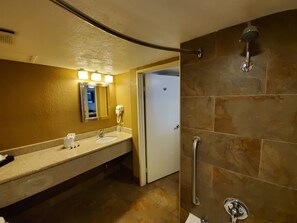 Family Suite, 2 Double Beds, Courtyard View (Wood Floor) | Bathroom | Hair dryer, towels, soap, shampoo - Hotel d’Lins Ontario Airport (Ontario)