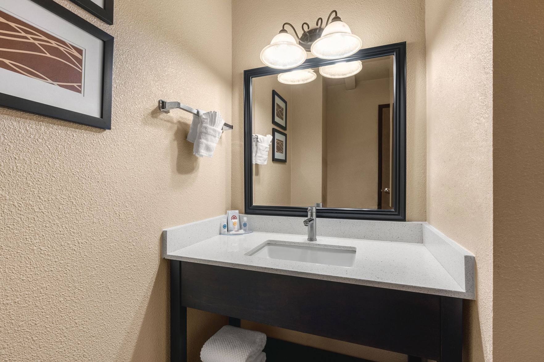 Salle de bain | Ensemble baignoire-douche, articles de toilette (gratuits)
