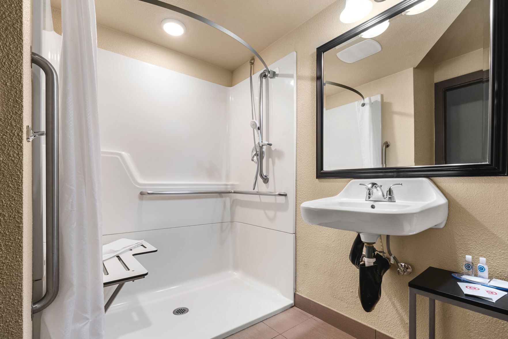 Salle de bain | Ensemble baignoire-douche, articles de toilette (gratuits)
