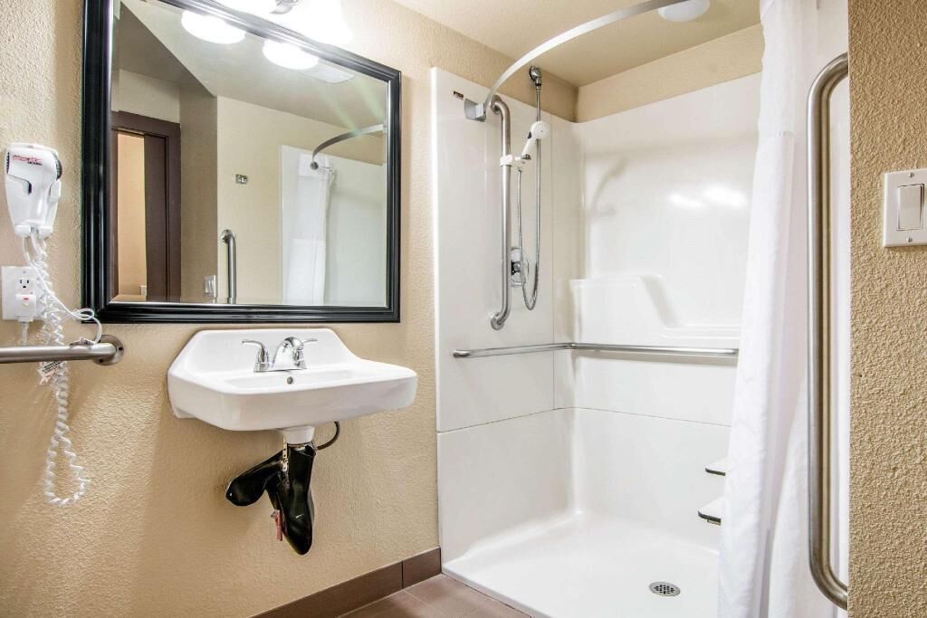 Salle de bain | Ensemble baignoire-douche, articles de toilette (gratuits)