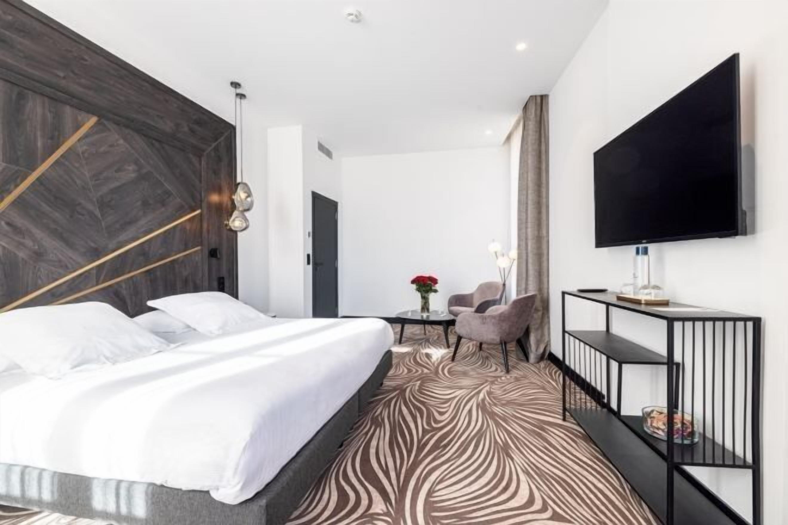 Premium bedding, minibar, in-room safe, desk