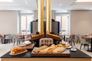 อาหารเช้าแบบบุฟเฟ่ต์ทุกวัน (EUR 22 ต่อคน)