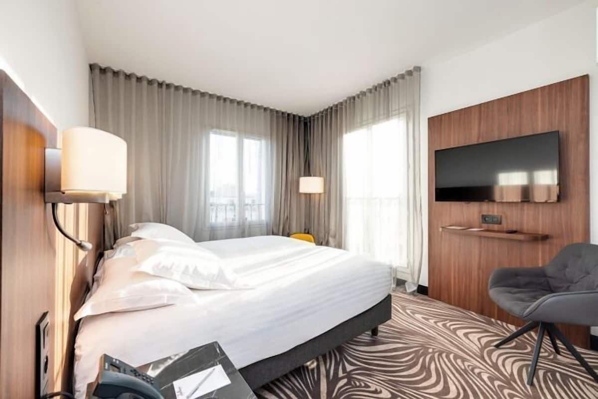 Premium bedding, minibar, in-room safe, desk