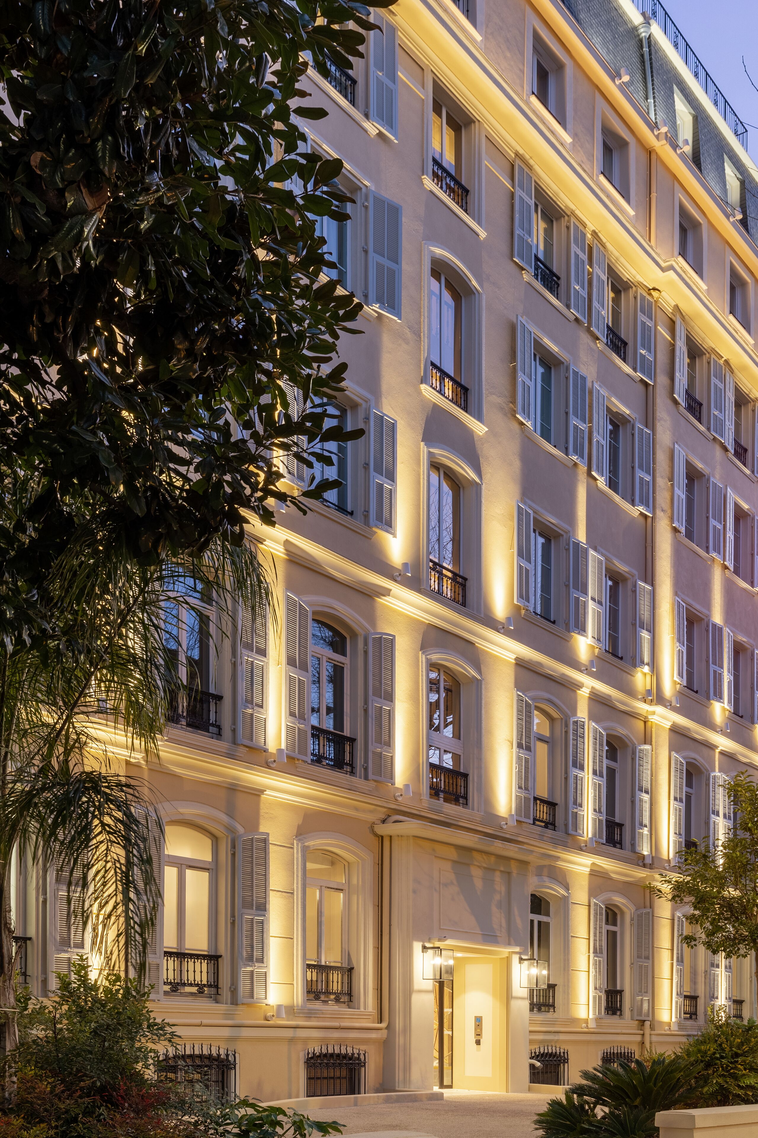 施設の正面 (日没後)