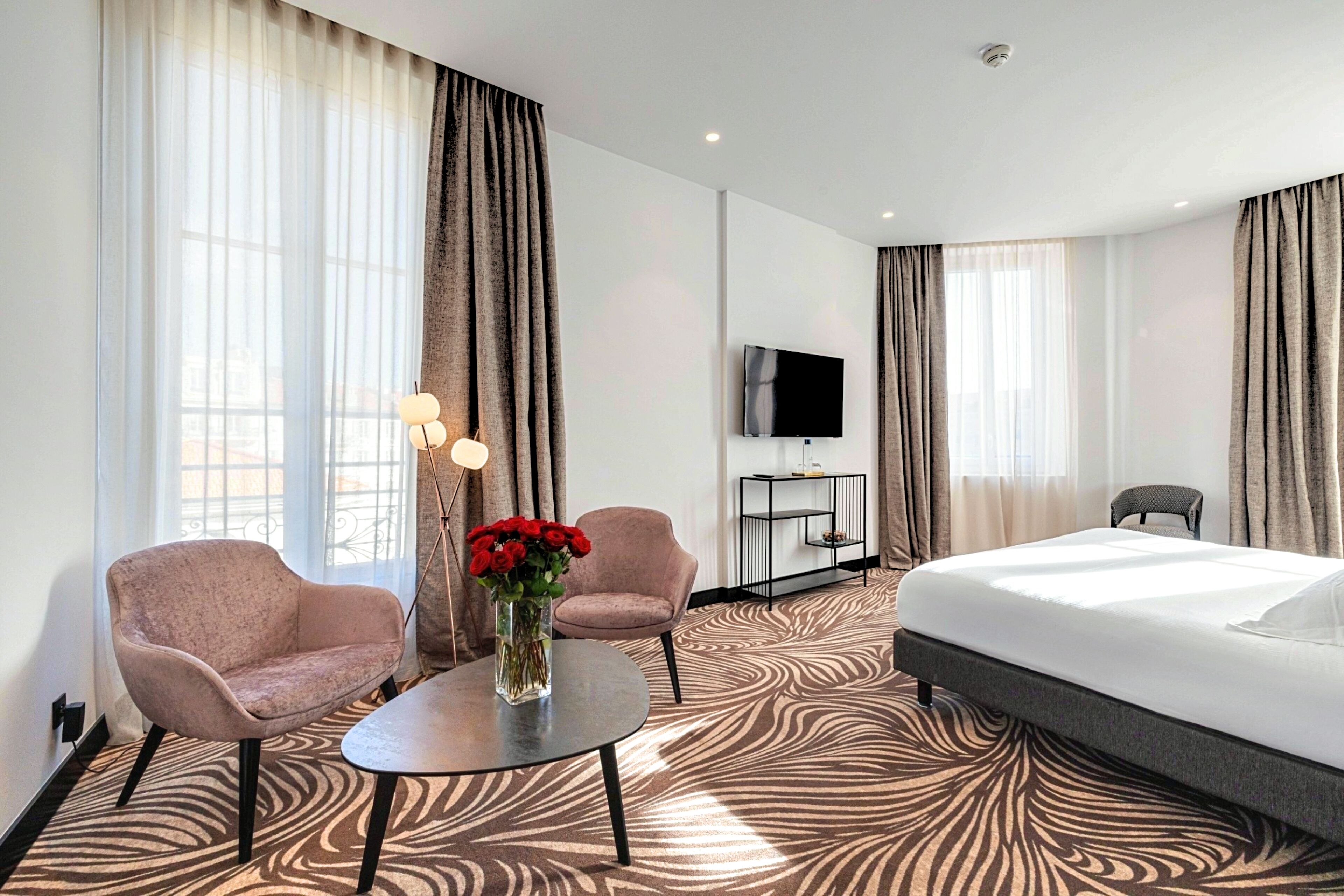 suite, 1 king bed, non smoking (larger room;with sofabed) | premium bedding, minibar, in-room safe, desk
