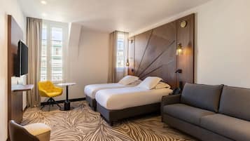 Deluxe kamer, 2 eenpersoonsbedden, niet-roken (Larger Room;with Sofabed) | Luxe beddengoed, een minibar, een kluis op de kamer, een bureau