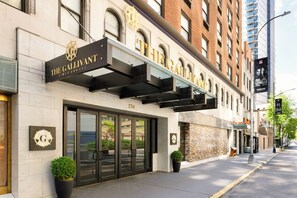 Entrada de hotel con un letrero que dice "The Gallivant Times Square".