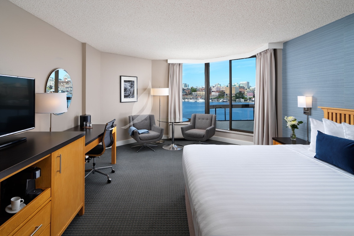 Premium bedding, in-room safe, desk, blackout drapes