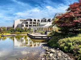 Un hôtel moderne doté d’une piscine, d’un espace extérieur aménagé et d’un jardin.