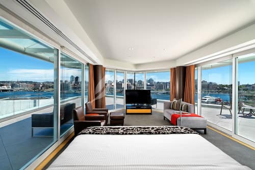 Ropa de cama de alta calidad y caja de seguridad en la habitación