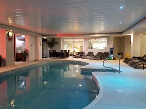 Piscine couverte, chaises longues