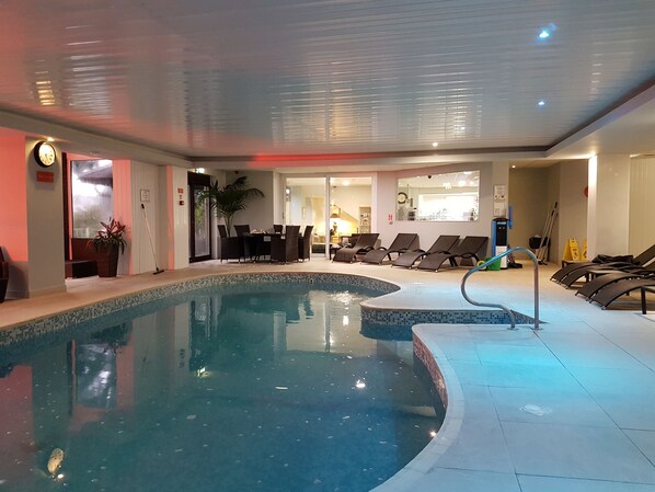 Piscina interna, espreguiçadeiras