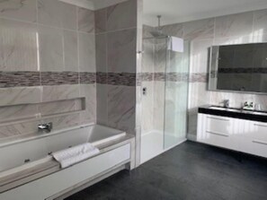 Executive Double Room | Bathroom - The Diplomat Hotel and Spa (Llanelli)