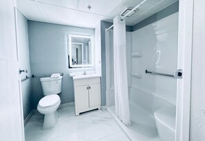 Chambre, 1 très grand lit, accessible aux personnes à mobilité réduite, non-fumeur (Mobility) | Salle de bain