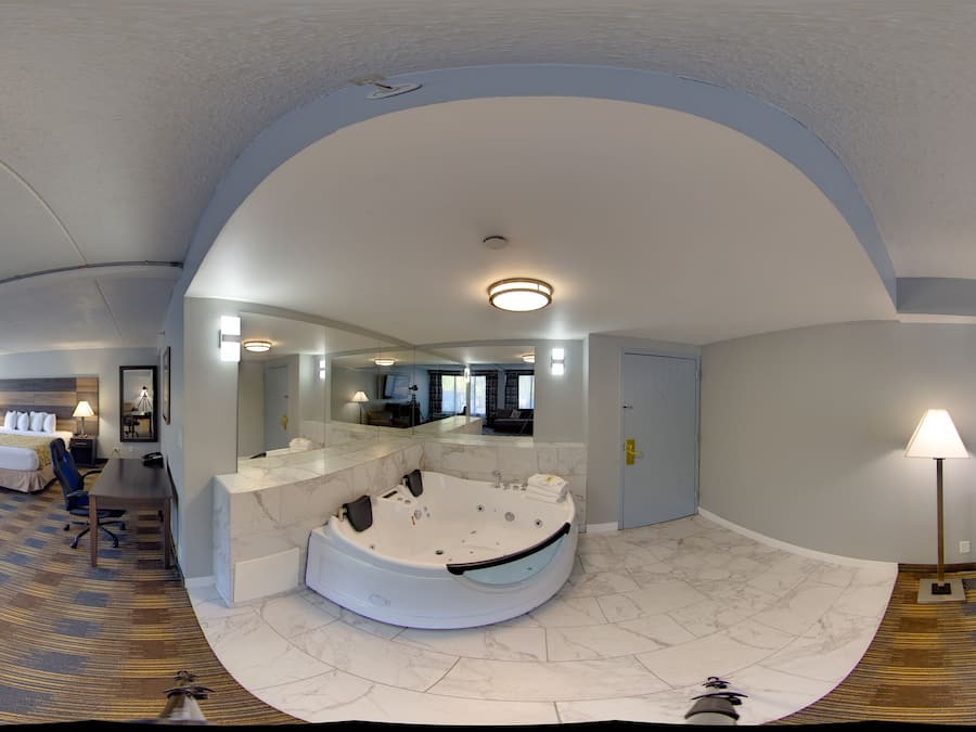 Deluxe Suite, 1 King Bed, Non Smoking | In-room safe, desk, laptop workspace, blackout curtains