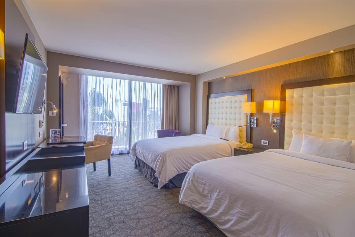 Premium bedding, in-room safe, desk, blackout drapes
