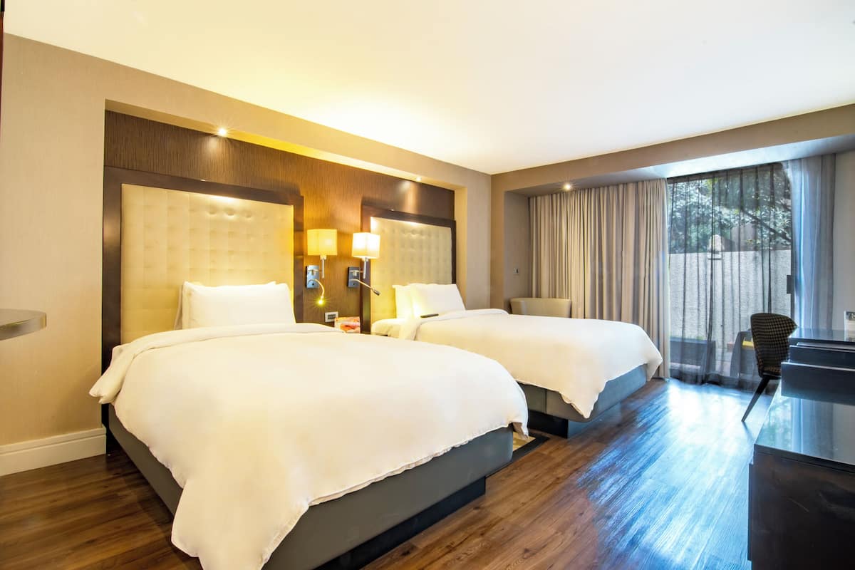 Phòng Deluxe, 2 giường đôi | Bộ đồ giường cao cấp, két bảo mật tại phòng, bàn, màn/rèm cản sáng