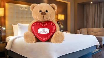 Deluxe-huone (1 Cama King Size) | Ylelliset vuodevaatteet, tallelokero huoneessa, työpöytä, pimennysverhot