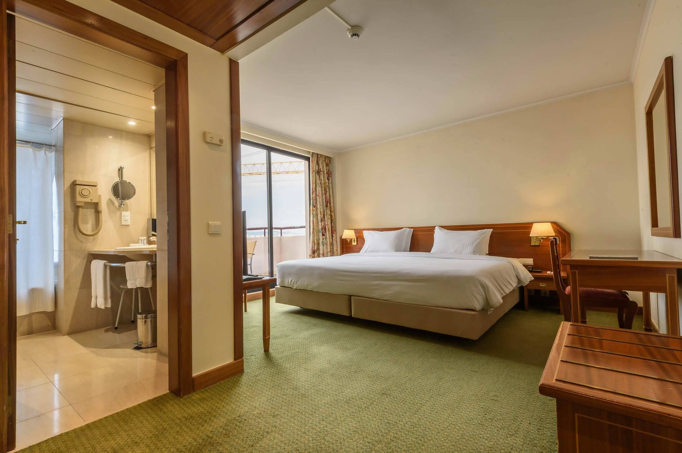 minibar, in-room safe, desk, laptop workspace