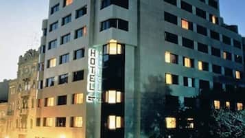 Overnatningsstedets facade – aften/nat