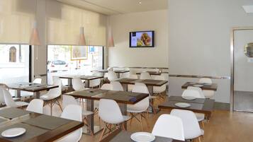 بوفيه فطور يوميًا بتكلفة قدرها (11 EUR للشخص)