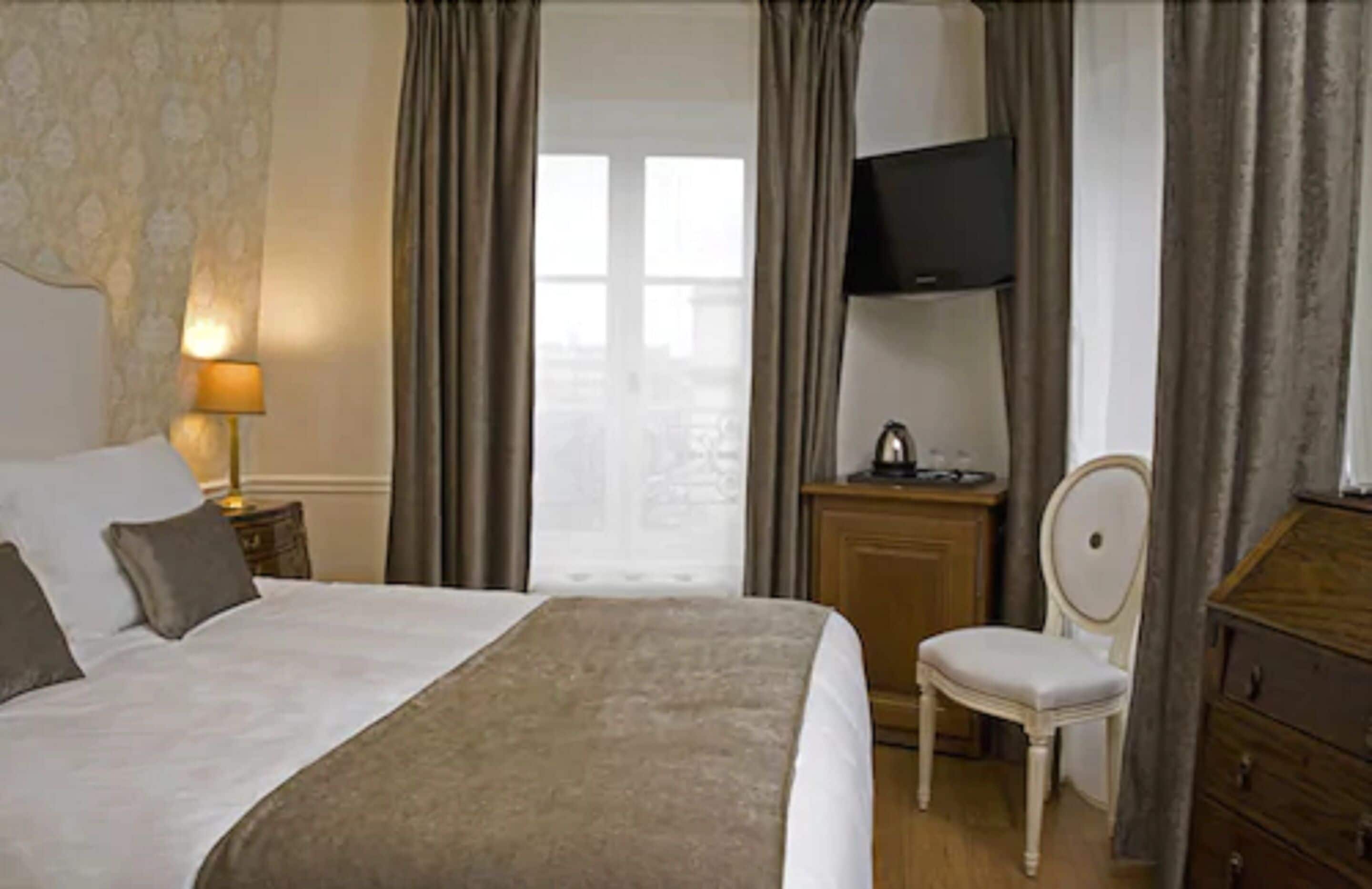 deluxe room (eiffel tower view) | 1 bedroom, minibar, in-room safe, individually decorated