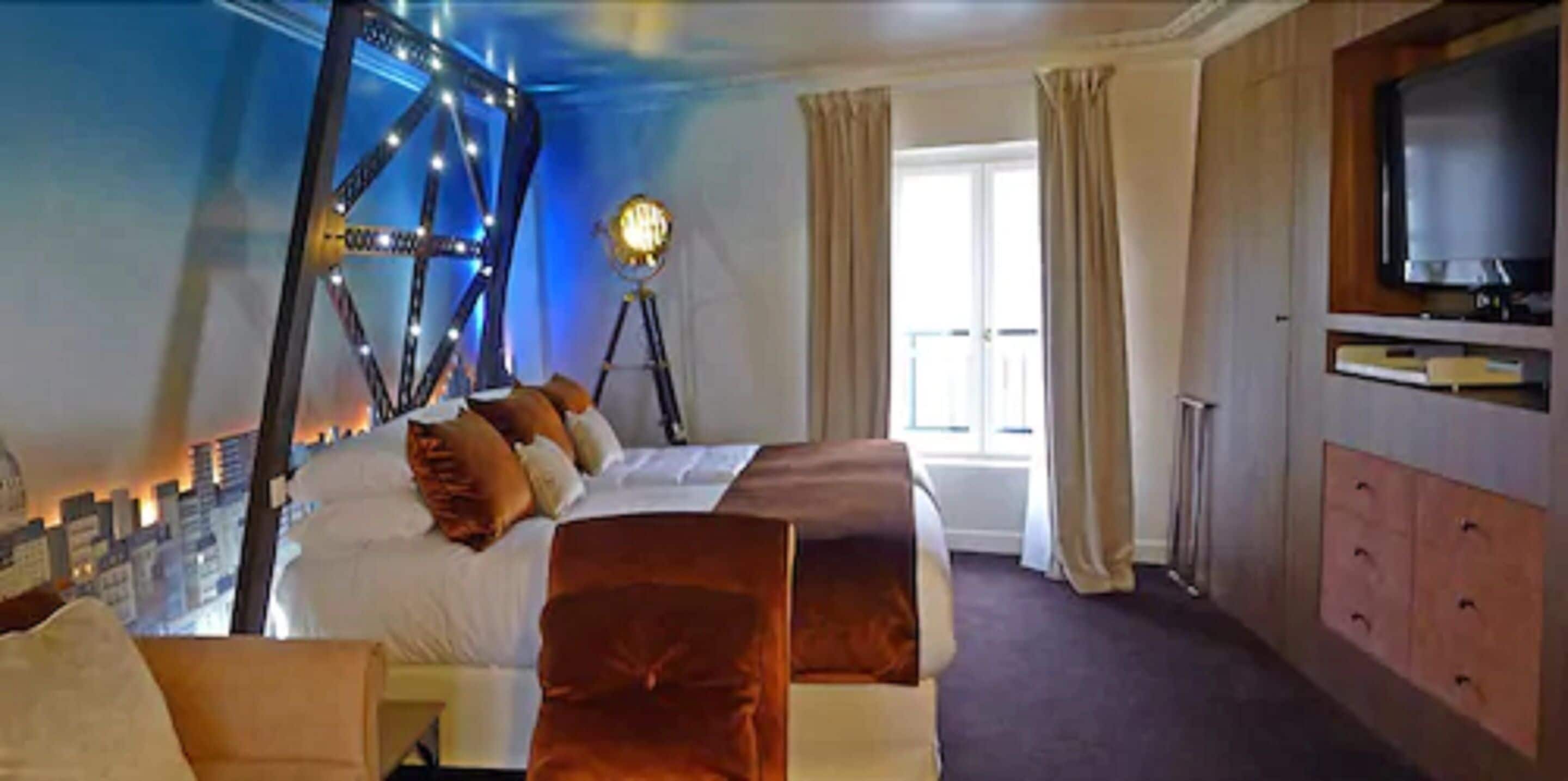suite (eiffel) | 1 bedroom, minibar, in-room safe, individually decorated