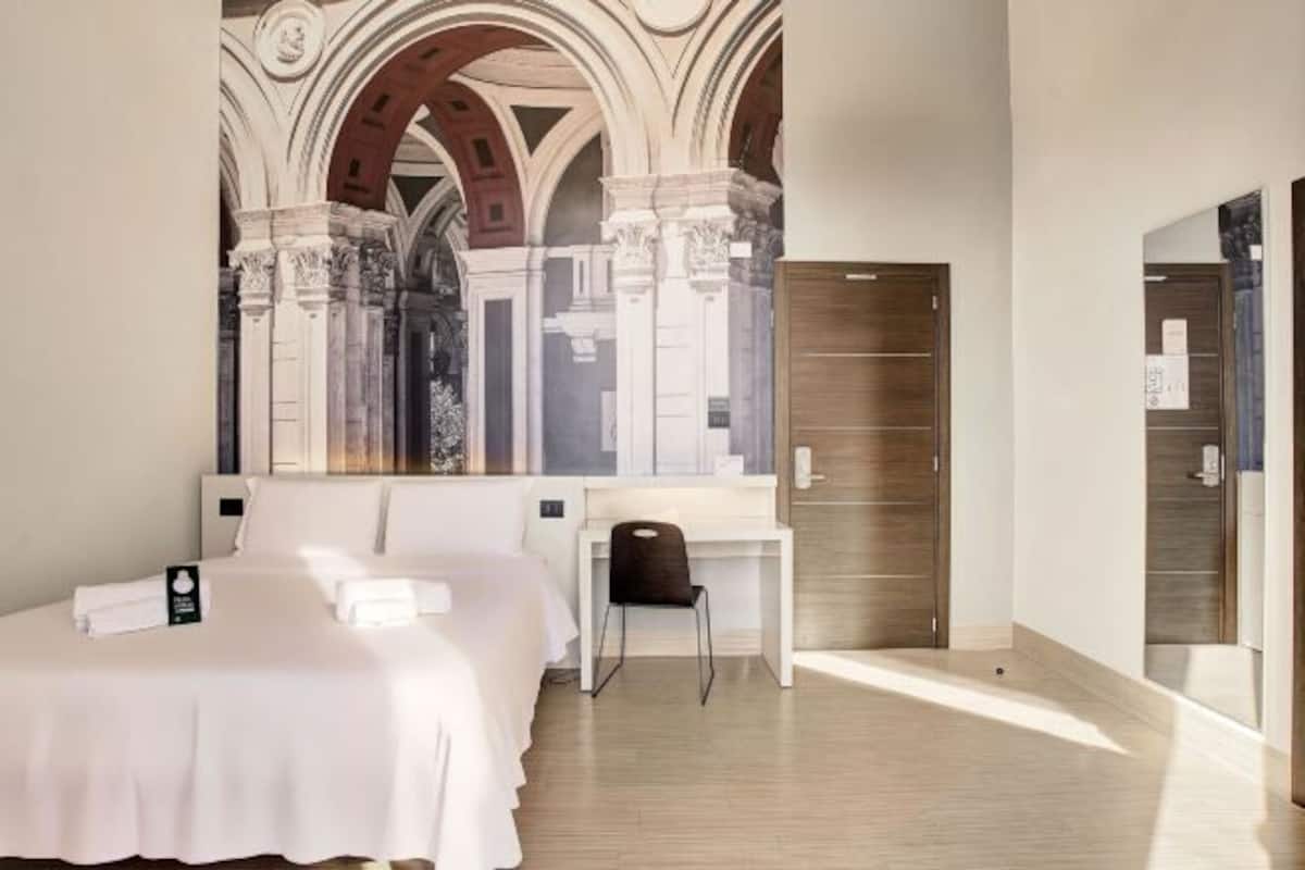 Allergitestet sengetøy, dundyner, safe på rommet og skrivebord