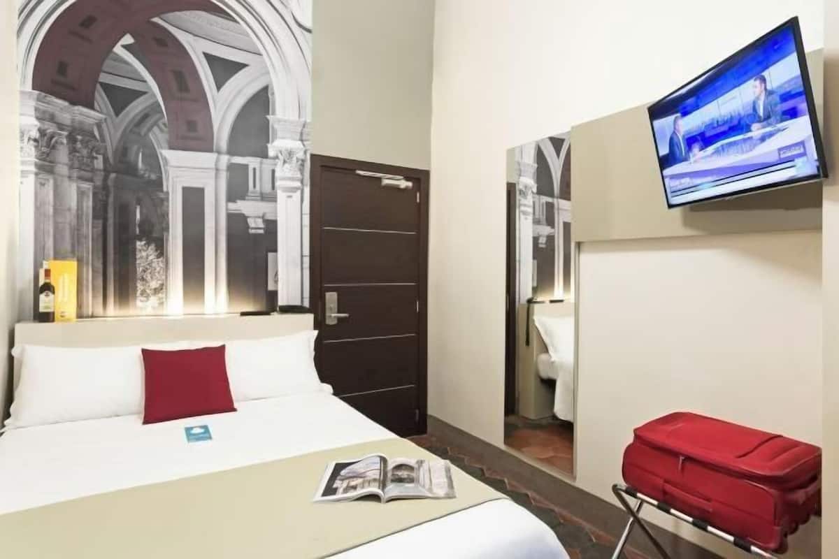 Hypo-allergenic bedding, down duvets, in-room safe, desk