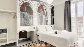 Kamar Double Standar | Seprai antialergi, selimut bulu angsa, brankas, dan meja kerja