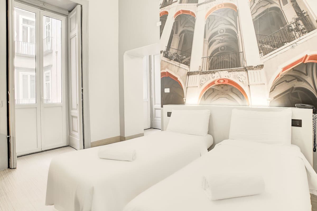 Allergitestade sängkläder, duntäcken och värdeförvaringsskåp på rummet