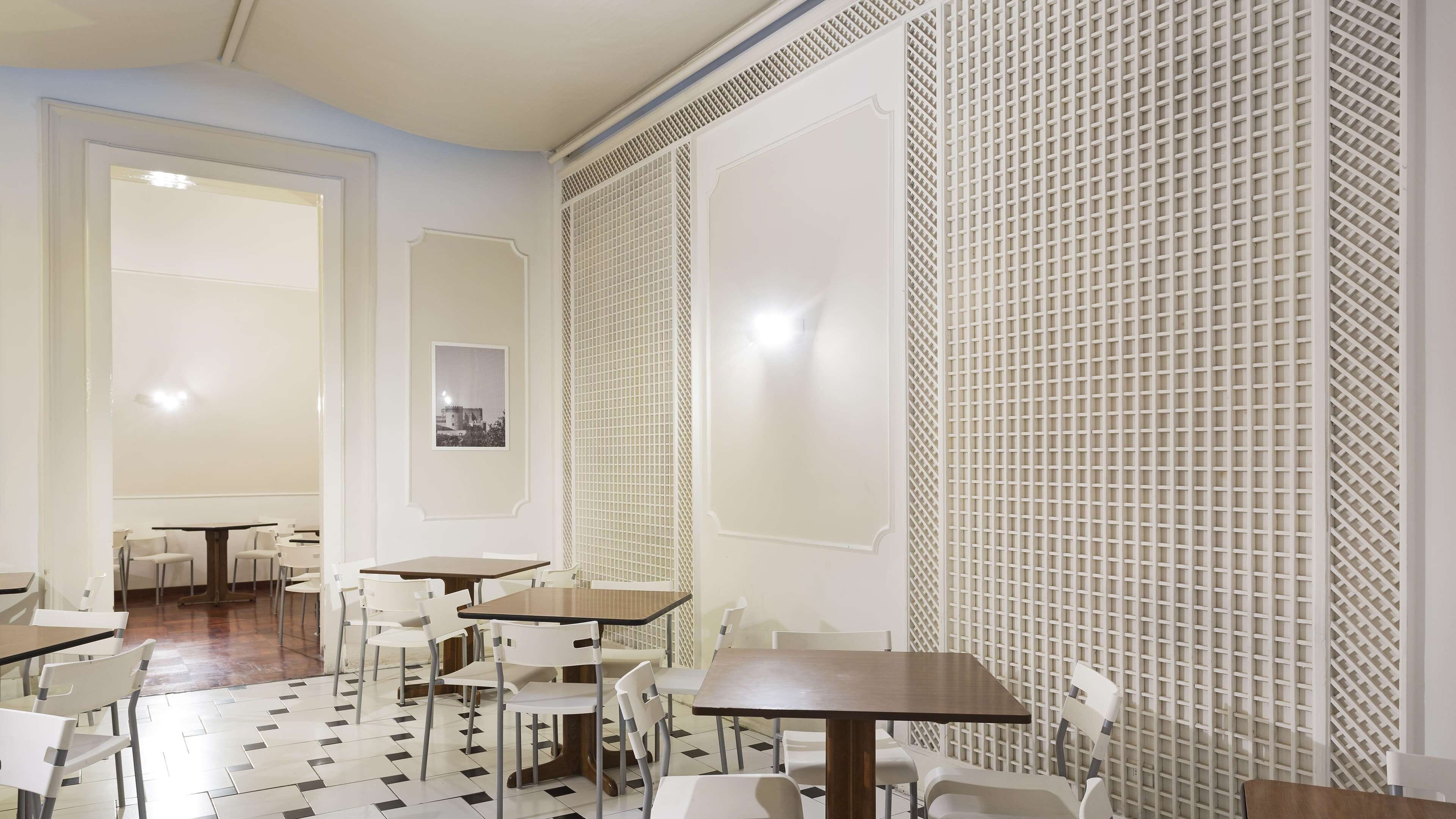 Tägliches Frühstücksbuffet (9.5 EUR pro Person)