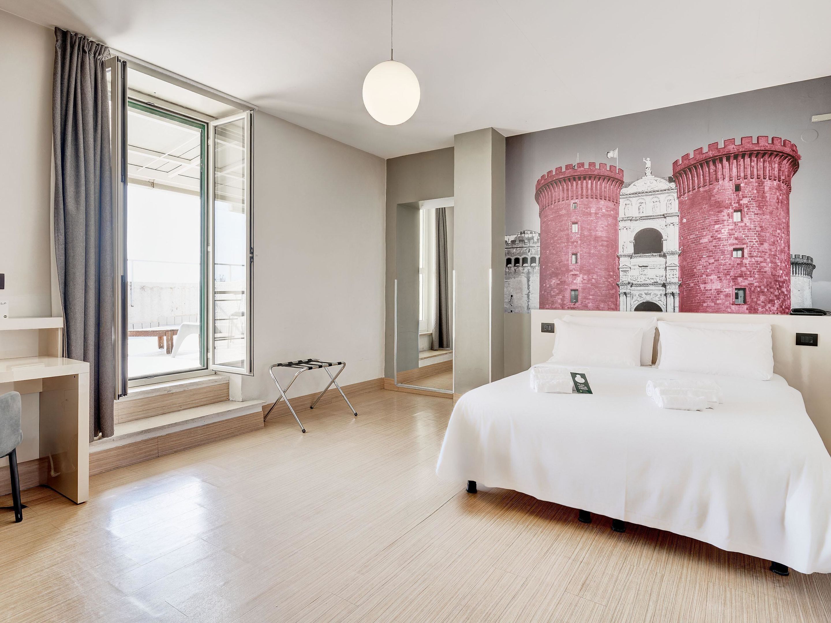 ملاءات للفراش لا تسبب الحساسية وألحفة محشوة بالريش وخزنة داخل الغرفة