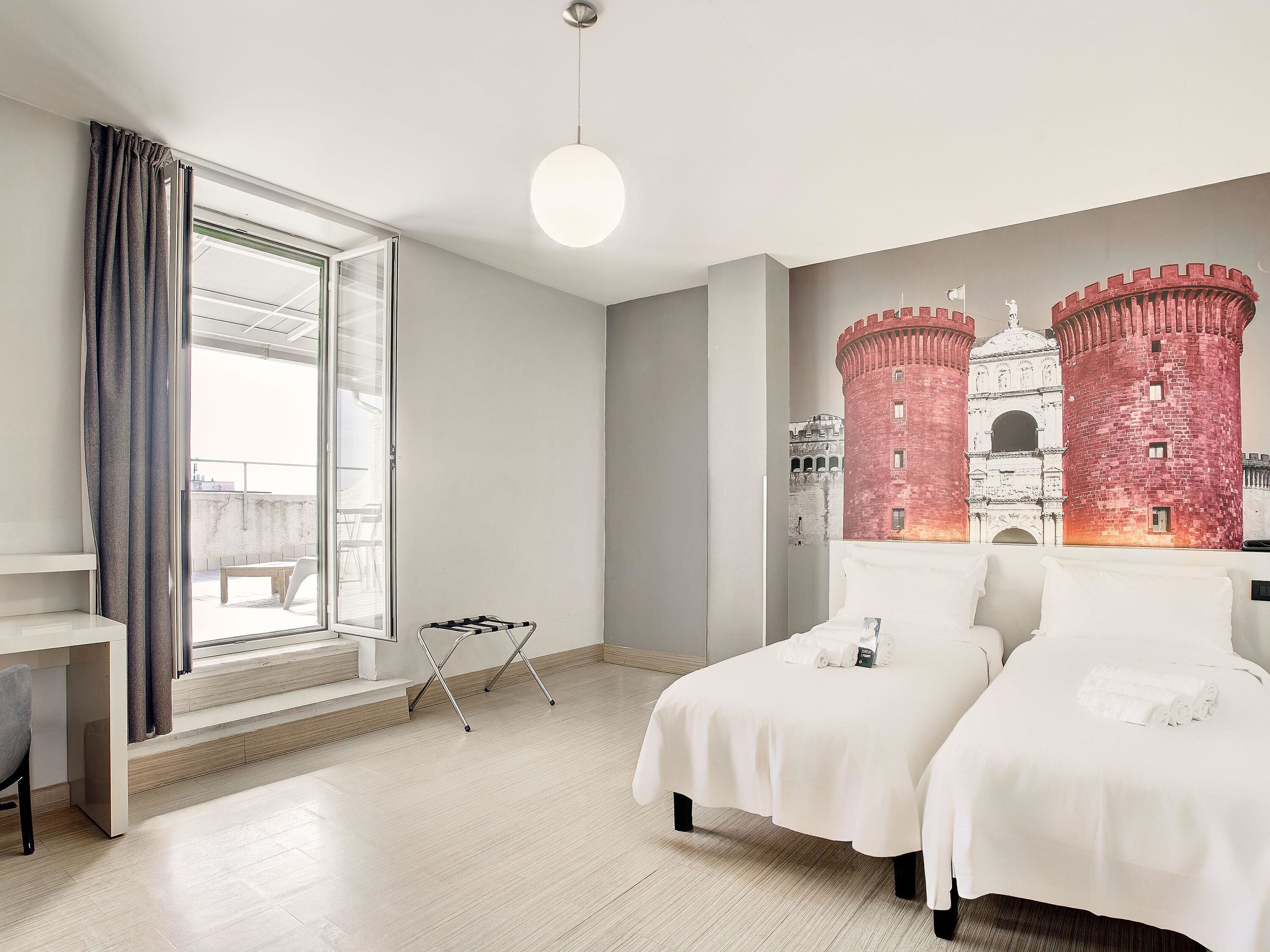 ملاءات للفراش لا تسبب الحساسية وألحفة محشوة بالريش وخزنة داخل الغرفة