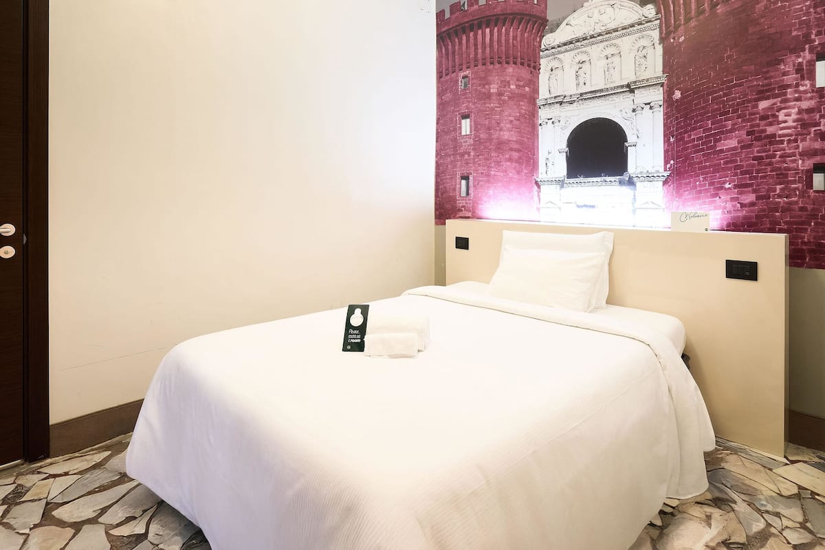 Enkeltværelse - ikke-ryger | Allergivenligt sengetøj, dundyner, pengeskab på værelset, skrivebord