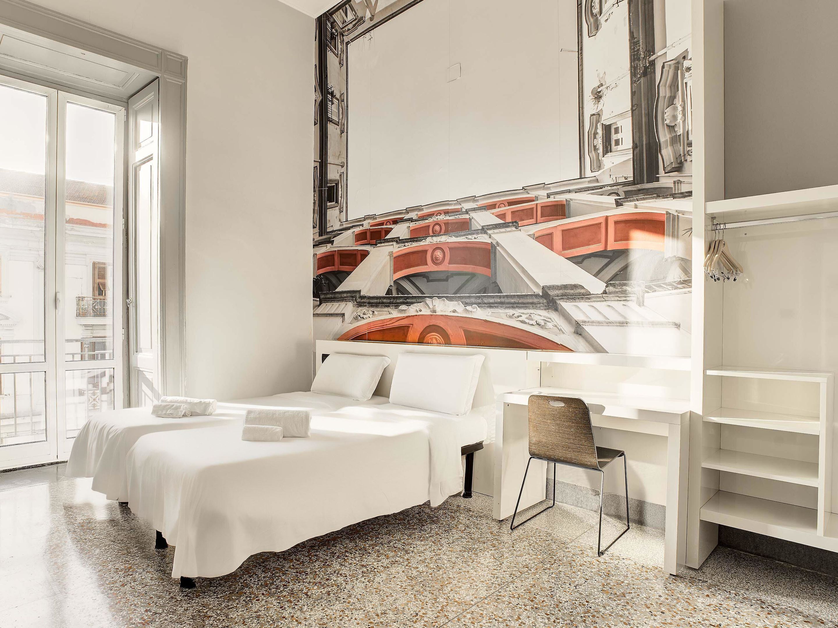 ملاءات للفراش لا تسبب الحساسية وألحفة محشوة بالريش وخزنة داخل الغرفة