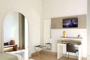 Hypo-allergenic bedding, down duvets, in-room safe, desk