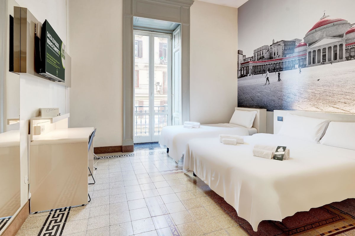 Trippelrum - tillgänglighetsanpassat - icke-rökare | Allergitestade sängkläder, duntäcken och värdeförvaringsskåp på rummet